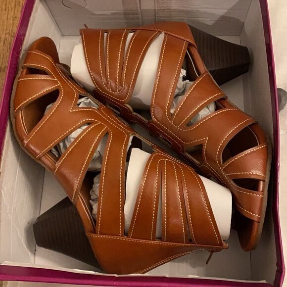 RASOLLI CAMEL BROWN CUT OUT OPEN TOE SHOOTIES.  NEW - Picture 9 of 11